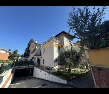  CAVE APPARTAMENTO DUE LIVELLI CON TERRAZZO, GARAGE E CANTINA